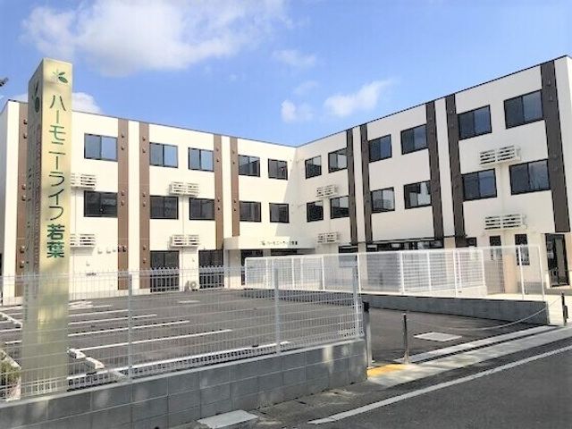 清潔感のある施設外観 外観 モダンなデザインの建物が印象的です。明るく開放的な雰囲気があるため、楽しくお仕事を始められる環境が整っています。