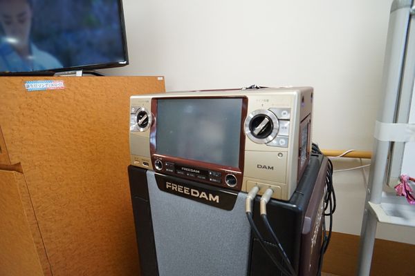カラオケ機器とテレビ