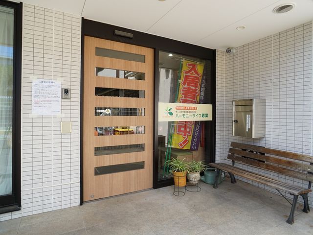 エントランスの様子 玄関 清潔感のあるエントランスは、訪れる人を温かく迎えます。明るく開放感のある空間が、仕事への意欲を高めてくれるでしょう。