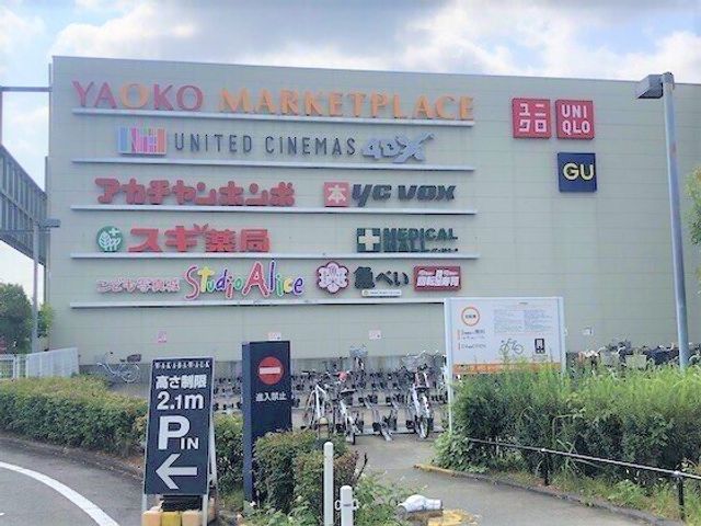 商業施設の外観 周辺環境 様々な店舗が入る賑やかな商業施設の正面です。ここでのお仕事は多種多様な利用者様とのふれあいが魅力です。