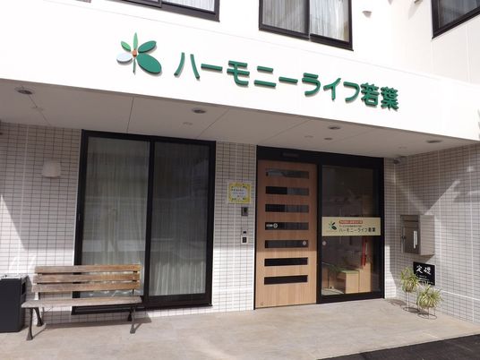 施設のエントランス  