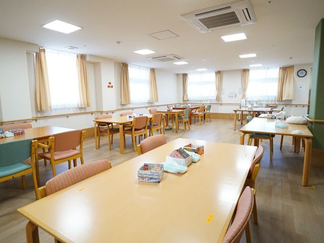 共有スペースのダイニング 食堂 ゆったりとしたダイニングで、心地よい食事の時間を過ごせる空間です。椅子やテーブルの配置もゆったりとしており、くつろぎながらお食事いただけます。