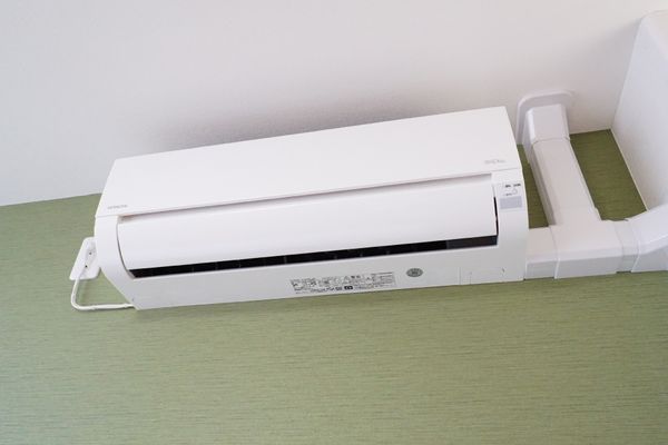 壁掛けエアコンのクローズアップ
