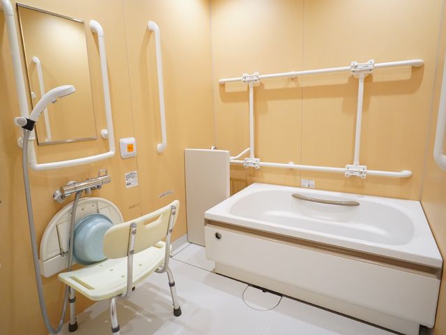 バリアフリー設計の浴室 浴室 さまざまな支援用具が整った清潔な浴室です。安全に配慮された設計で、利用者の快適性が考えられています。