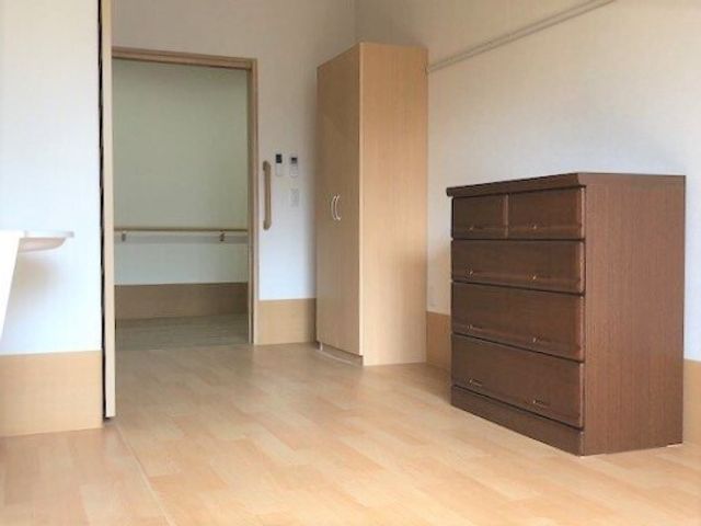 シンプルな居室の一角 居室 広々とした清潔感ある居室です。ゆとりのある空間で、新しい生活をスタートさせませんか。