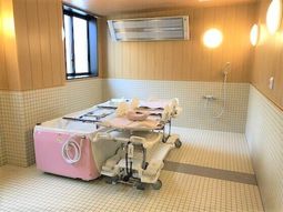 バリアフリー設計の浴室