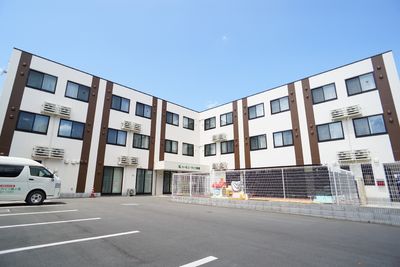 広々とした施設外観