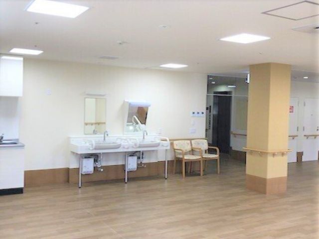 明るいケア施設の洗面所 食堂 清潔感にあふれた洗面スペースです。床は滑りにくい素材で安全にも配慮されています。