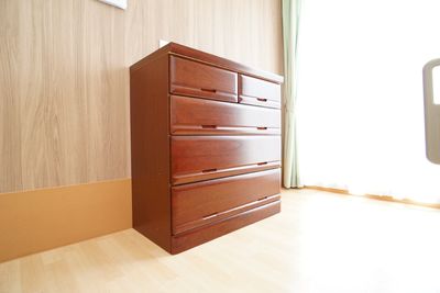 整頓された居室のチェスト