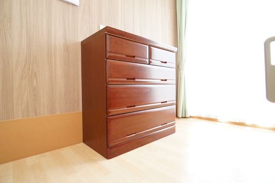 整頓された居室のチェスト