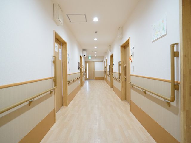 明るい廊下の様子 廊下 ゆったりとした廊下は明るく、壁沿いに手すりが設置されており、安全に配慮されています。通路の広さも確保され、日々の移動が快適に行える環境です。