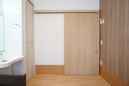 清潔な洗面所の角部