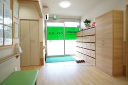 エントランスの明るい空間