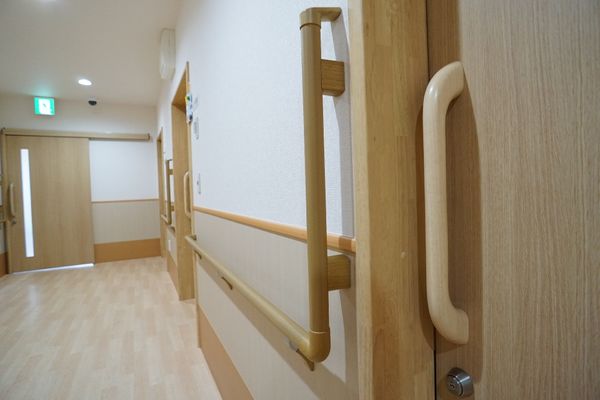 廊下の手すりと扉