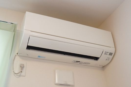 壁掛け型のエアコン
