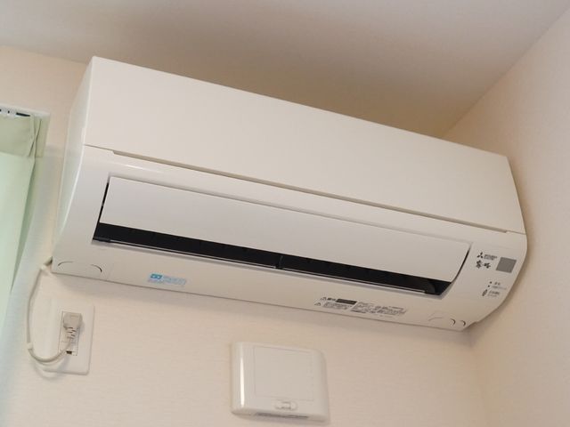 壁掛け型のエアコン 居室 一年を通して快適な環境を実現するため、清潔な空気を循環させるエアコンが完備されています。