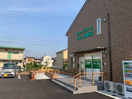 明るい日差しの施設外観