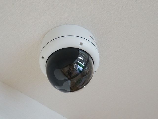 監視カメラ設置された天井 防犯 安全を見守る監視カメラが設置されており、安心して勤務できる環境が整っています。