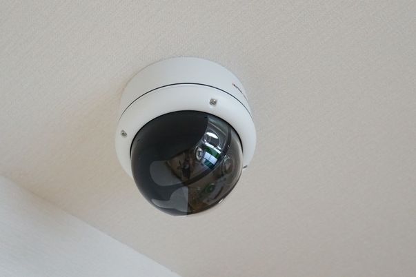 監視カメラ設置された天井