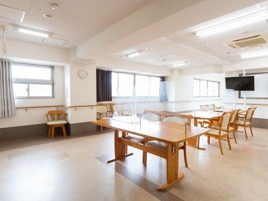 広々とした明るい食堂