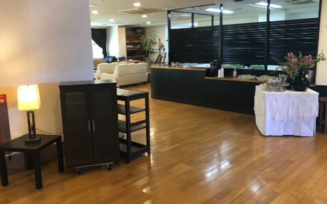 広々したリビングスペース ラウンジ   自然光が差し込むくつろぎのエリアです。開放的な空間でリラックスできます。
