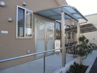 整備された建物の外観