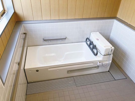手すり付き浴槽の浴室  
