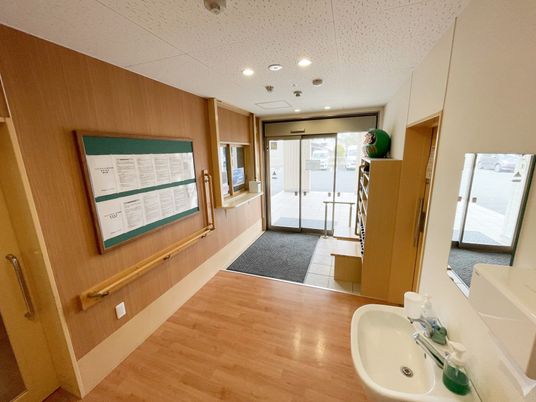 エントランスの明るい景観