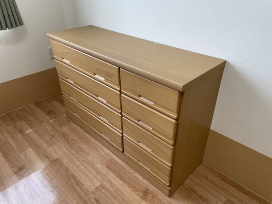 整理された木製のタンス