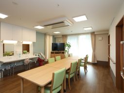 共有スペースの明るい居室