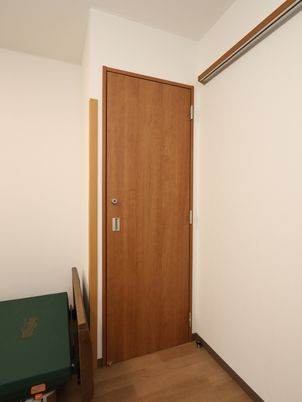 シンプルな木目の居室扉