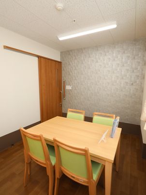 清潔感のあるダイニングテーブル