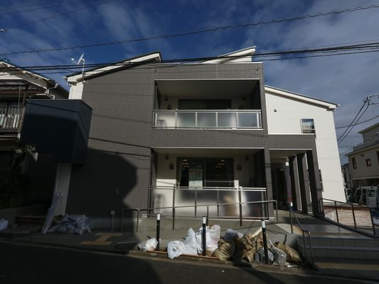 明るく広々とした建物正面