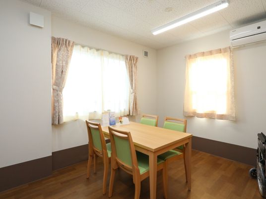明るい居室のテーブルと椅子