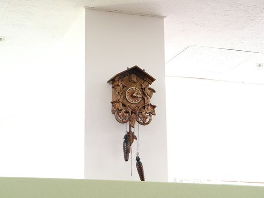 彫刻が施された木製時計