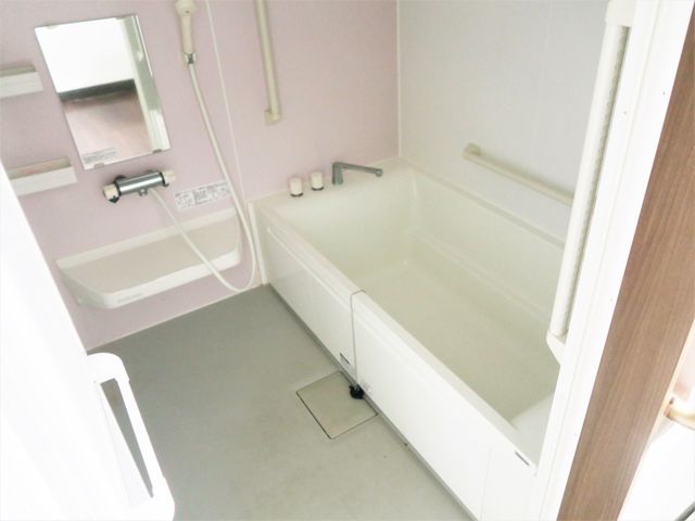 浴室のバリアフリー設計 浴室 安心してご利用いただける、手すり付きの広々とした浴室です。清潔感溢れる空間で心身ともにリラックスできます。
