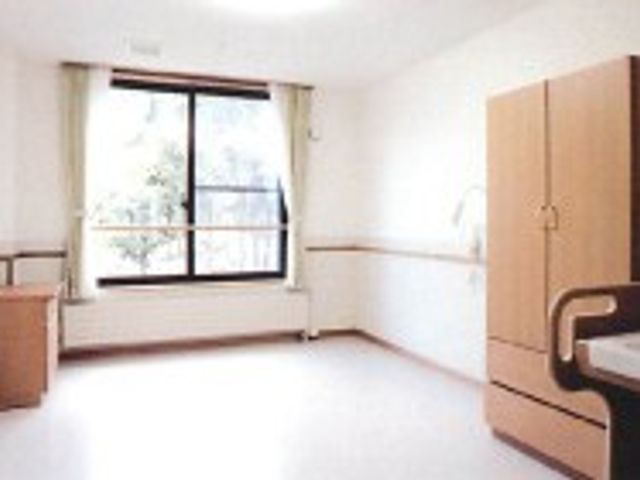 広々とした居室 居室 自然光が差し込む明るい空間です。広々としており、快適な環境でくつろげます。