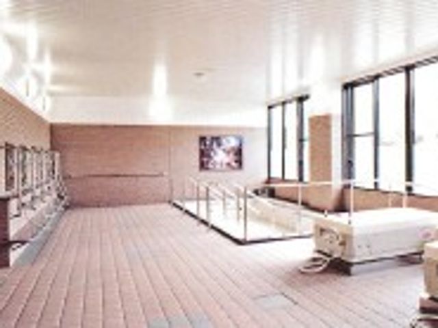 安心のある浴室 浴室 手すりが設置された明るい空間です。自然光が入るため、清潔感があります。