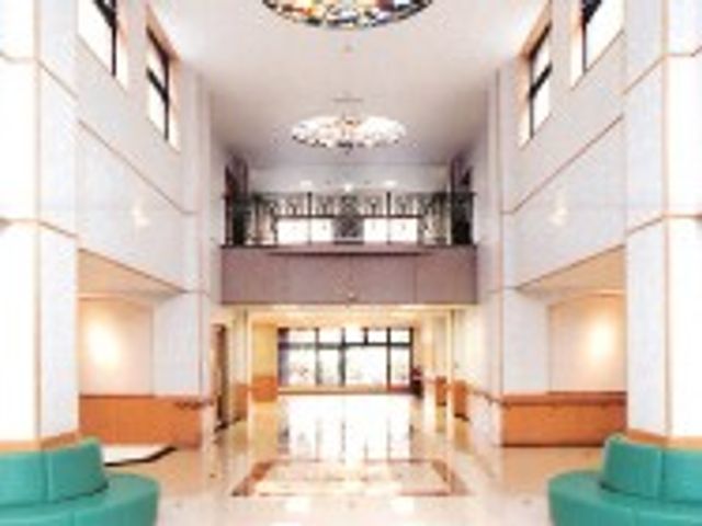 広々としたロビー ロビー 優雅なロビーは、自然光が差し込み明るく開放的な空間です。お客様を温かく迎え入れます。