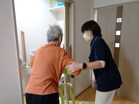 支援受ける入居者の様子