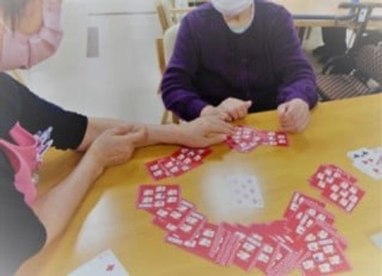 カードゲームを楽しむ人々