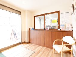 明るい受付の風景