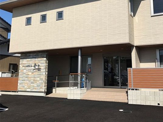 施設のエントランス外観  