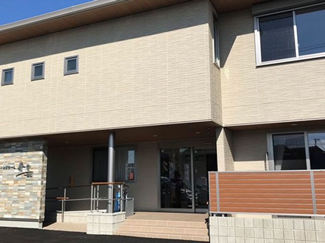 建物正面の出入口外観  