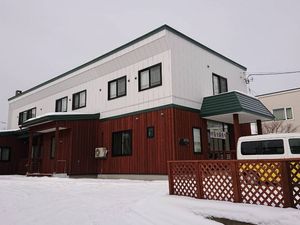 雪の中の建物外観  
