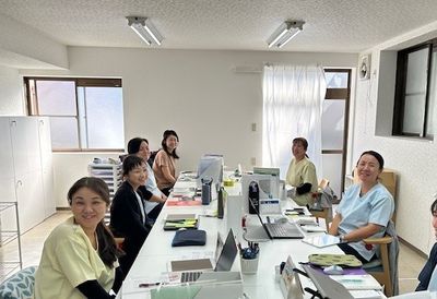 和やかなスタッフたちの居室