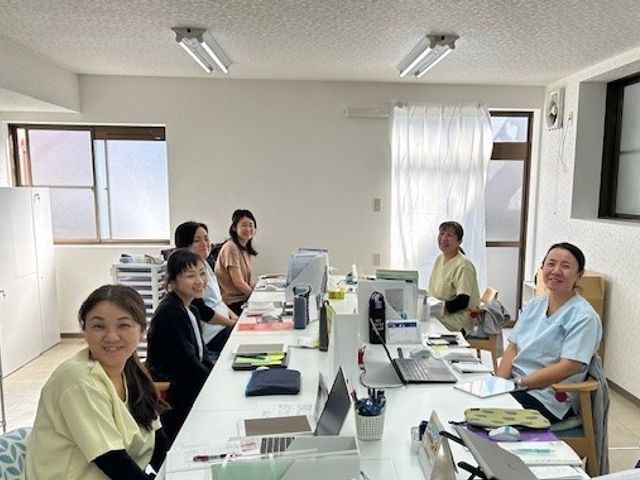 和やかなスタッフたちの居室 居室 スタッフが明るく働く様子が見られます。自然光が差し込む開放的な空間です。