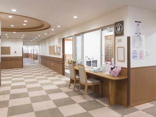明るい受付と廊下の風景