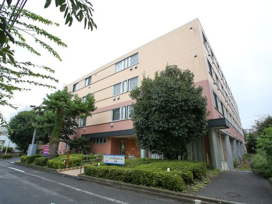 ピンク色の建物の外観