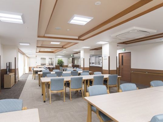 広々とした明るい食堂